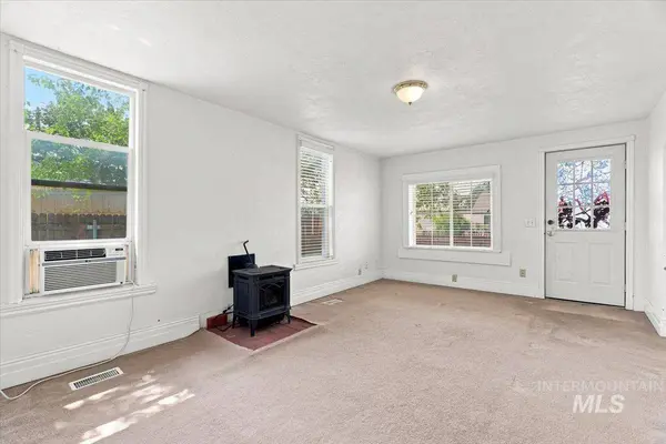 212 Ne 2nd St, Meridian, ID 83642