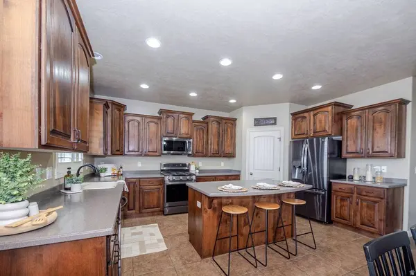 2692 W 2325 N, Farr West, UT 84404