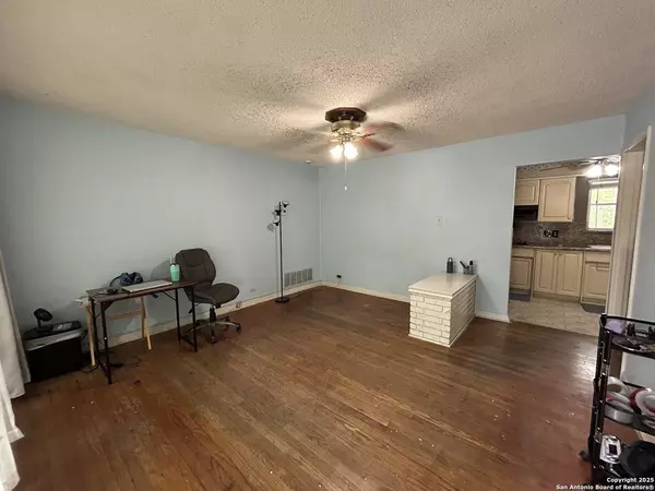 439 Sandalwood Ln, San Antonio, TX 78216