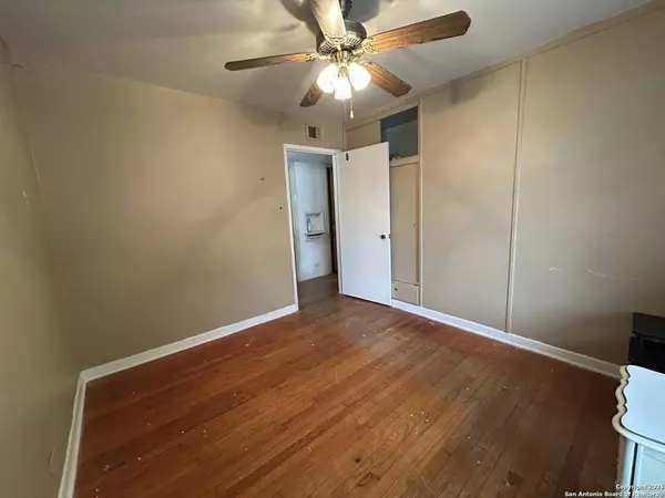 439 Sandalwood Ln, San Antonio, TX 78216