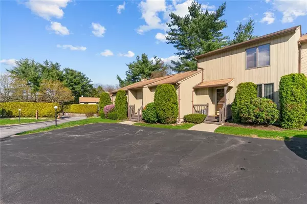 69 Kristee CIR, West Warwick, RI 02893