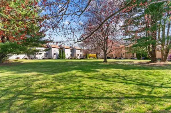 69 Kristee CIR, West Warwick, RI 02893