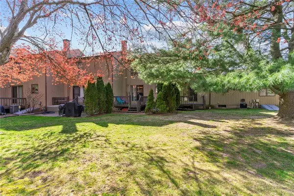 69 Kristee CIR, West Warwick, RI 02893