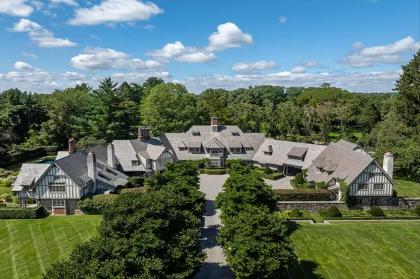 Inside an Expansive Greenwich Getaway