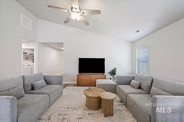 6946 W Grand Rapids Dr, Meridian, ID 83646-1585