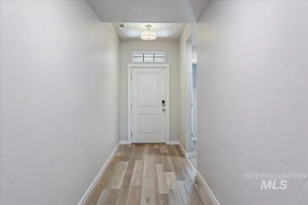 6946 W Grand Rapids Dr, Meridian, ID 83646-1585