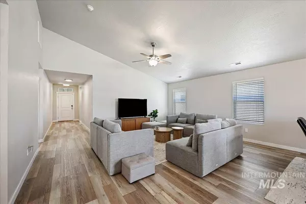 6946 W Grand Rapids Dr, Meridian, ID 83646-1585