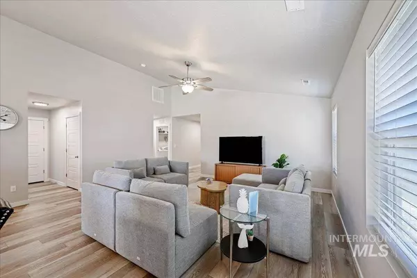 6946 W Grand Rapids Dr, Meridian, ID 83646-1585