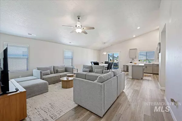 6946 W Grand Rapids Dr, Meridian, ID 83646-1585