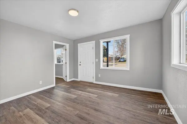 119 Holly St, Caldwell, ID 83605-3931