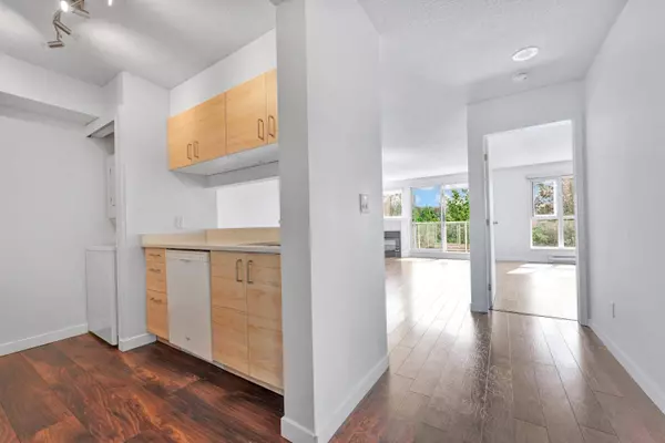 9830 Whalley BLVD #803, Surrey, BC V3T 5S7