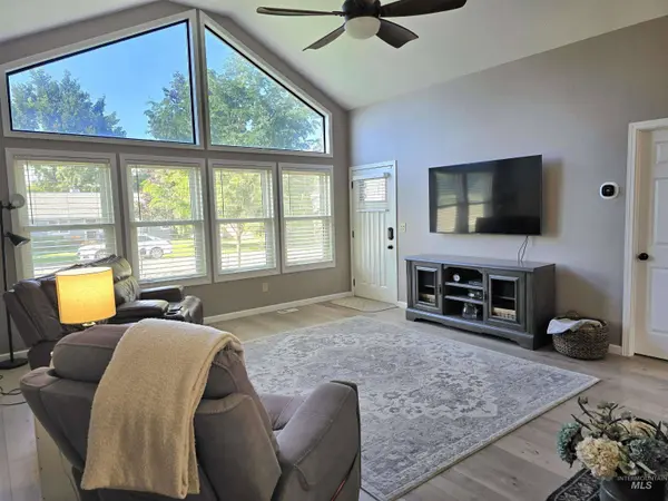 5910 Oak St, Nampa, ID 83687