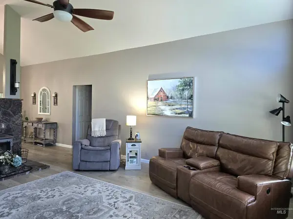 5910 Oak St, Nampa, ID 83687