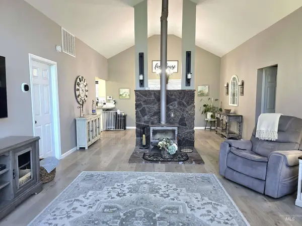 5910 Oak St, Nampa, ID 83687