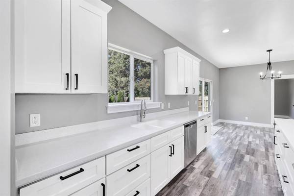 680 E 19th St, Burley, ID 83318