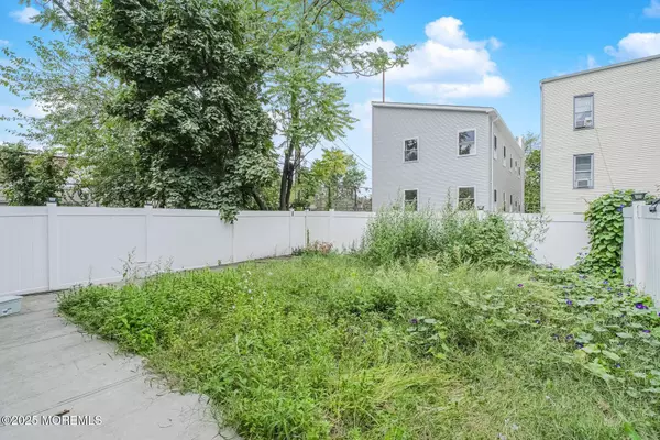 21 Gladstone Avenue, Newark, NJ 07106