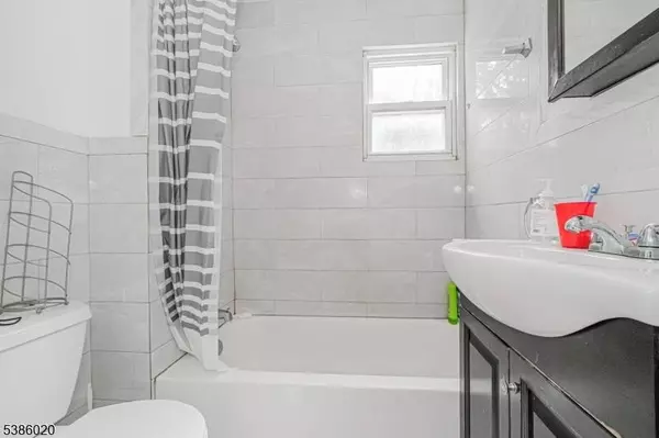 16 Alexander St, Newark City, NJ 07106