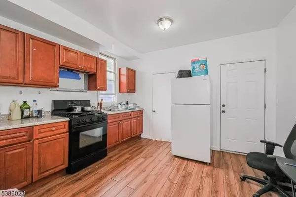 16 Alexander St, Newark City, NJ 07106