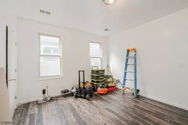 16 Alexander St, Newark City, NJ 07106