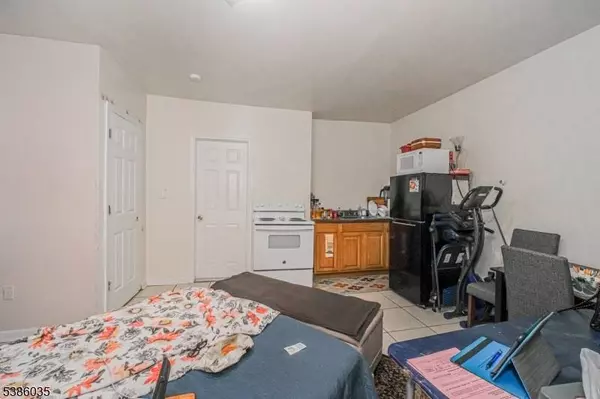 21 Gladstone Ave, Newark City, NJ 07106