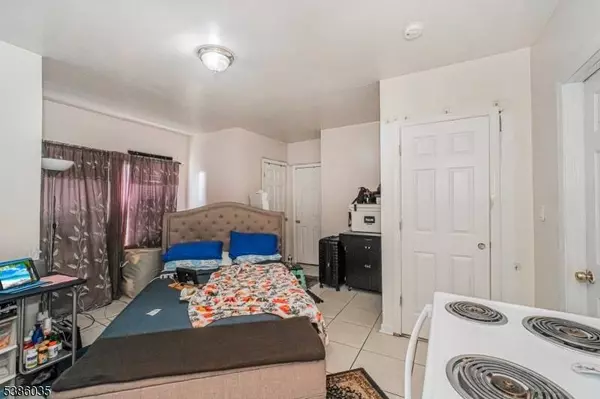 21 Gladstone Ave, Newark City, NJ 07106