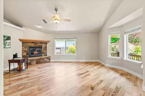 316 Hudson LN, Grants Pass, OR 97526