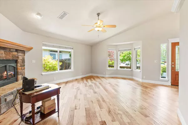 316 Hudson LN, Grants Pass, OR 97526