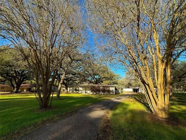 206 Oak Cluster DR, Columbus, TX 78934