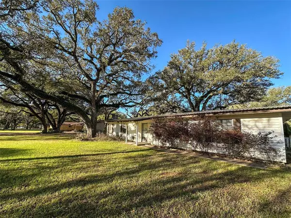 206 Oak Cluster DR, Columbus, TX 78934