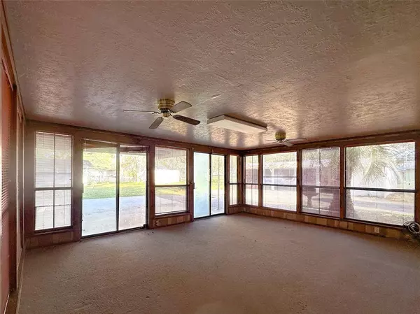 206 Oak Cluster DR, Columbus, TX 78934