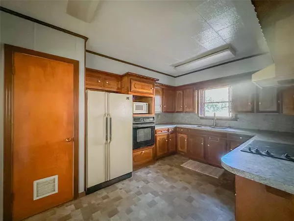 206 Oak Cluster DR, Columbus, TX 78934