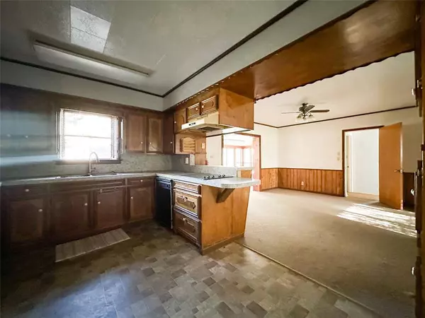 206 Oak Cluster DR, Columbus, TX 78934