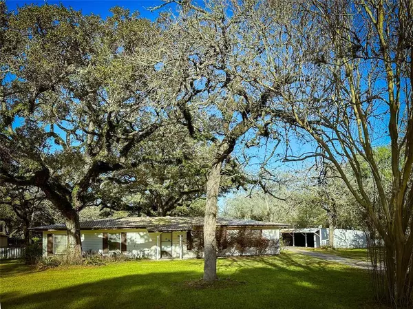 206 Oak Cluster DR, Columbus, TX 78934