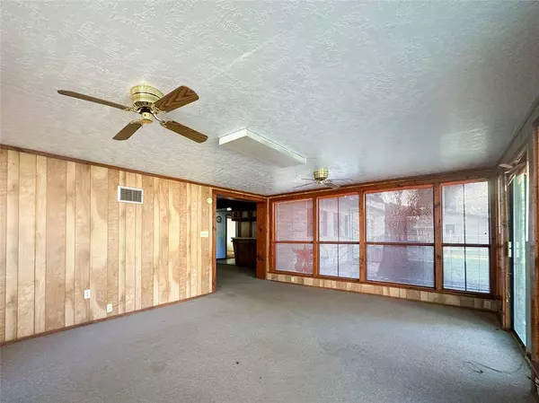 206 Oak Cluster DR, Columbus, TX 78934