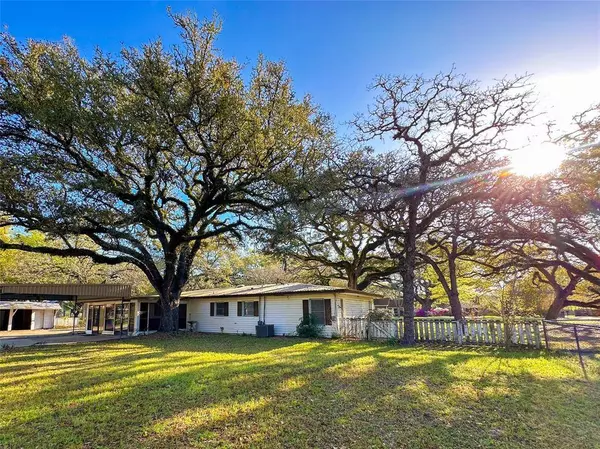 206 Oak Cluster DR, Columbus, TX 78934