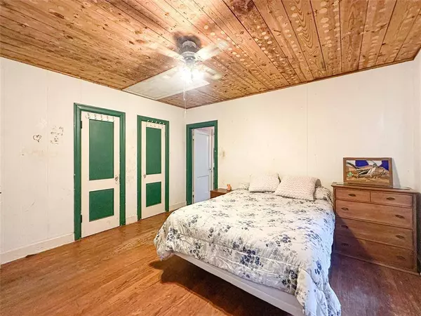 406 S Franklin ST, La Grange, TX 78945