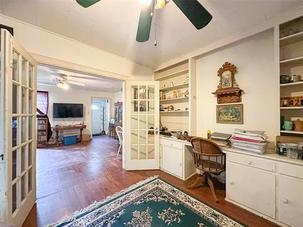 406 S Franklin ST, La Grange, TX 78945