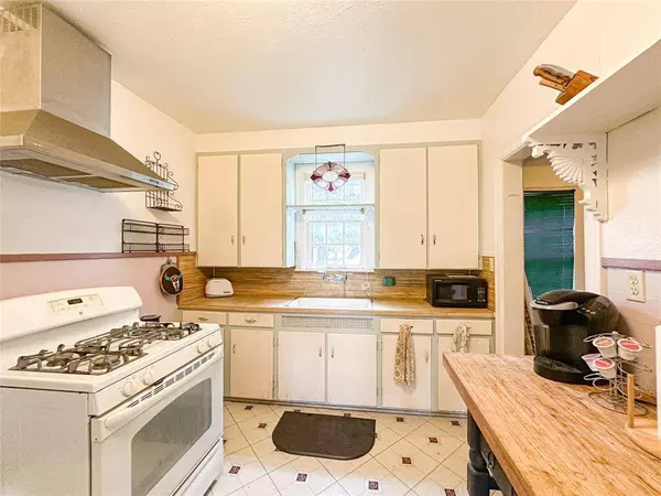 406 S Franklin ST, La Grange, TX 78945