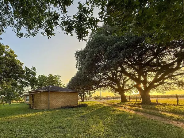 1002 Neiser LN, Weimar, TX 78962