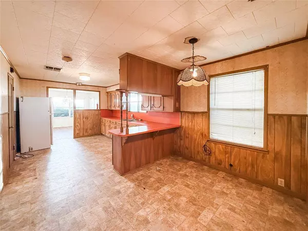 1002 Neiser LN, Weimar, TX 78962