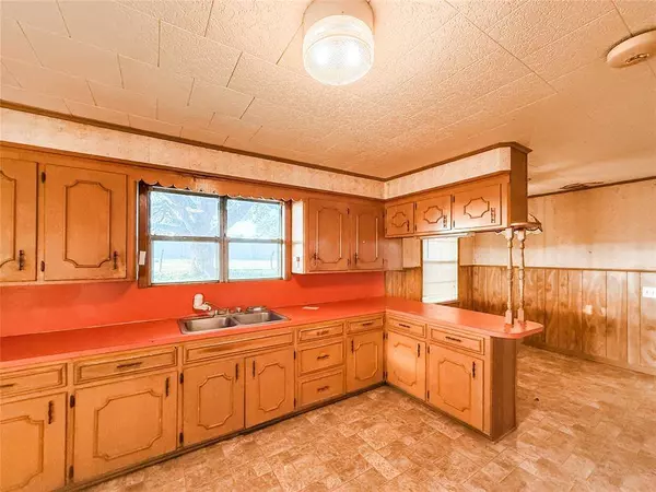 1002 Neiser LN, Weimar, TX 78962