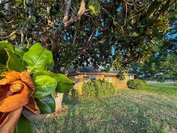 1002 Neiser LN, Weimar, TX 78962