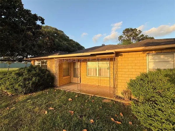 1002 Neiser LN, Weimar, TX 78962