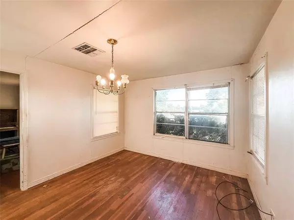 1002 Neiser LN, Weimar, TX 78962