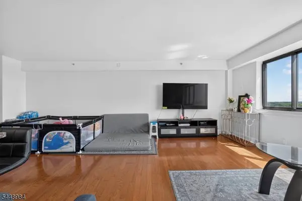 60 Parkway Dr #10C, East Orange City, NJ 07017