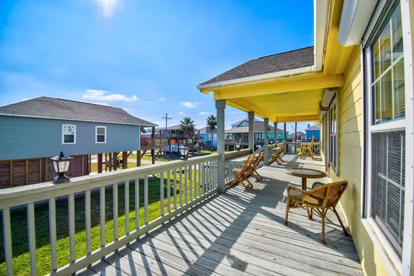 906 Meynig DR, Crystal Beach, TX 77650