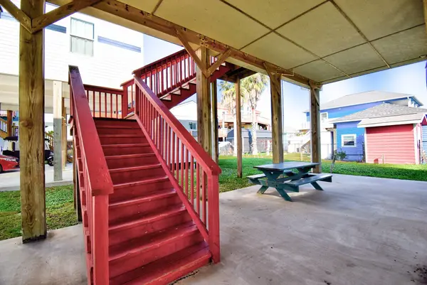906 Meynig DR, Crystal Beach, TX 77650