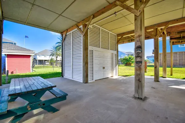 906 Meynig DR, Crystal Beach, TX 77650