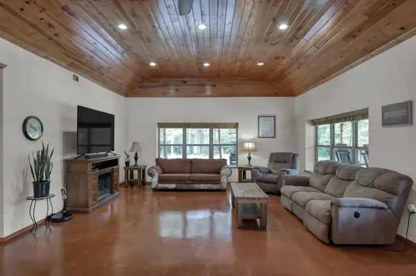 2680 US Highway 190, Huntsville, TX 77340