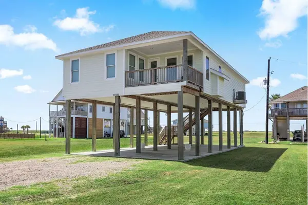 13031 Coronado Dr, Freeport, TX 77541